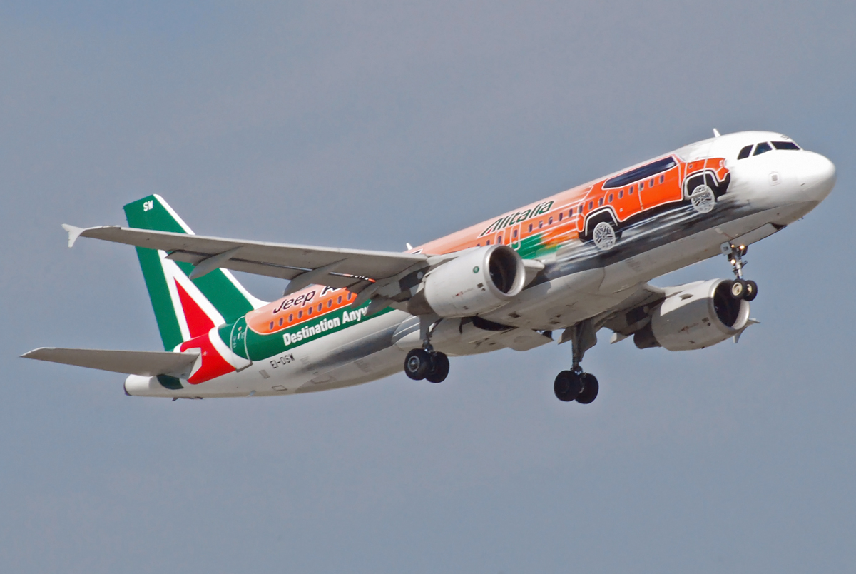 Alitalia Airbus A320 in Jeep Renegade special colours, am 9.4.2017 in MUC