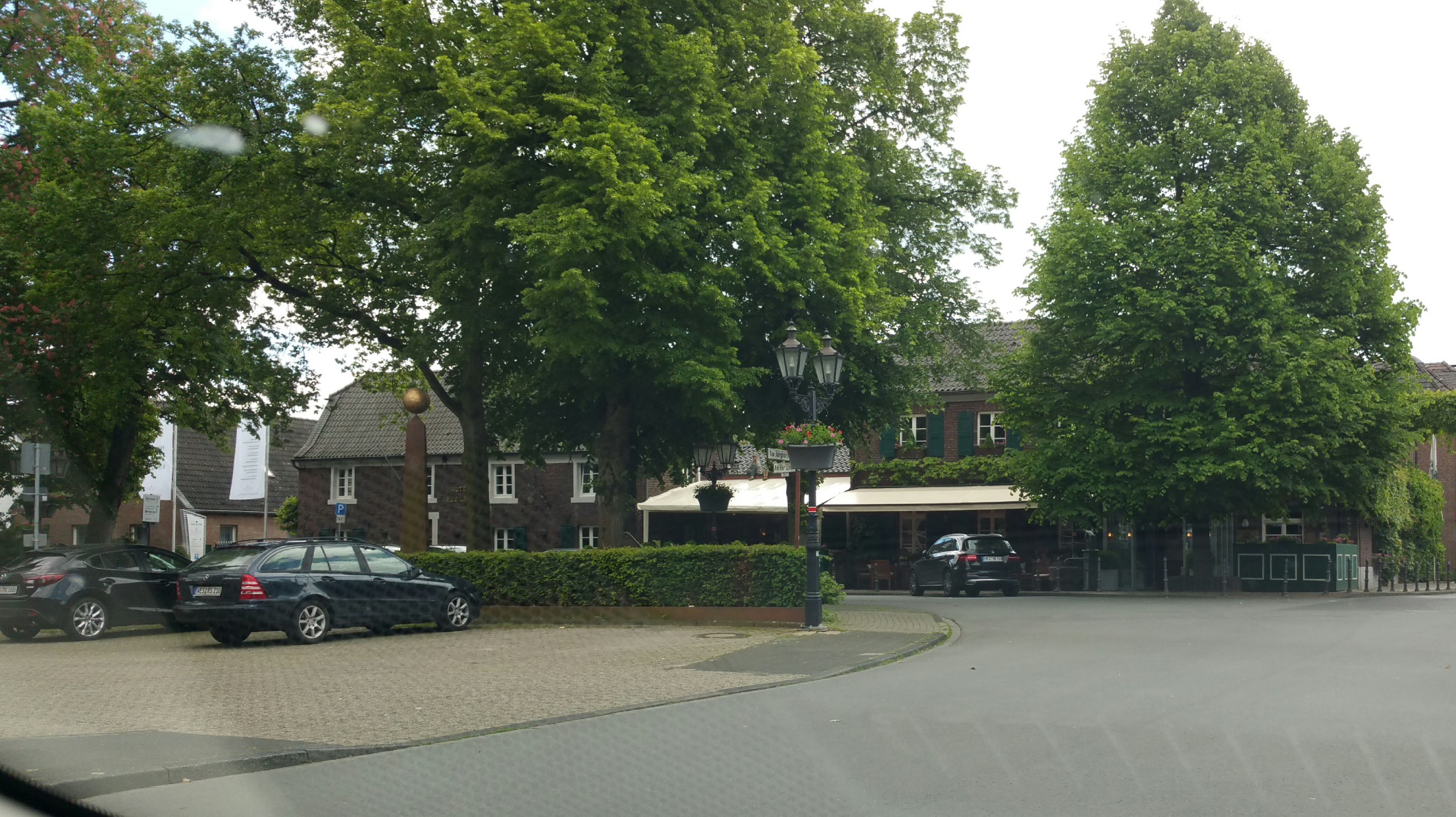 HotelRestaurant links ist Eingang