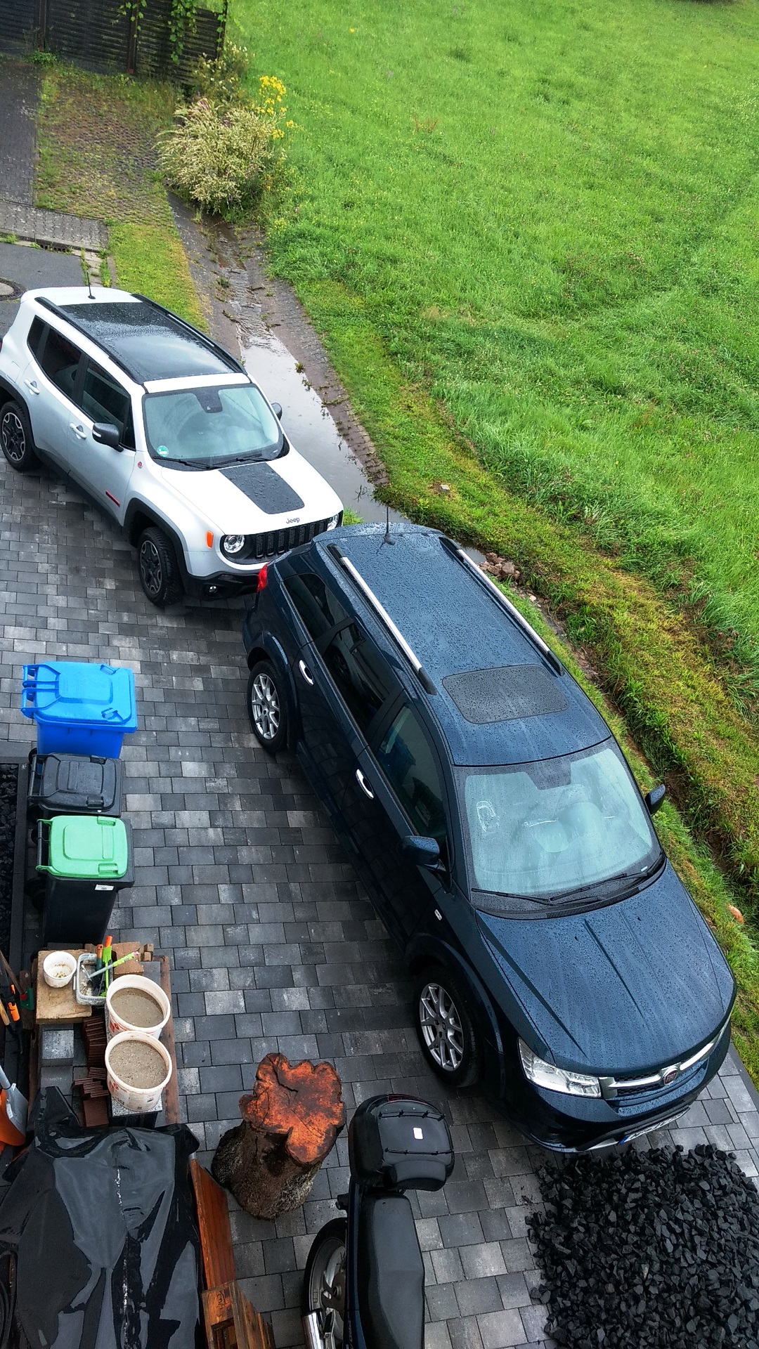 Alt und Neu kuscheln schiedlich friedlich in der Einfahrt