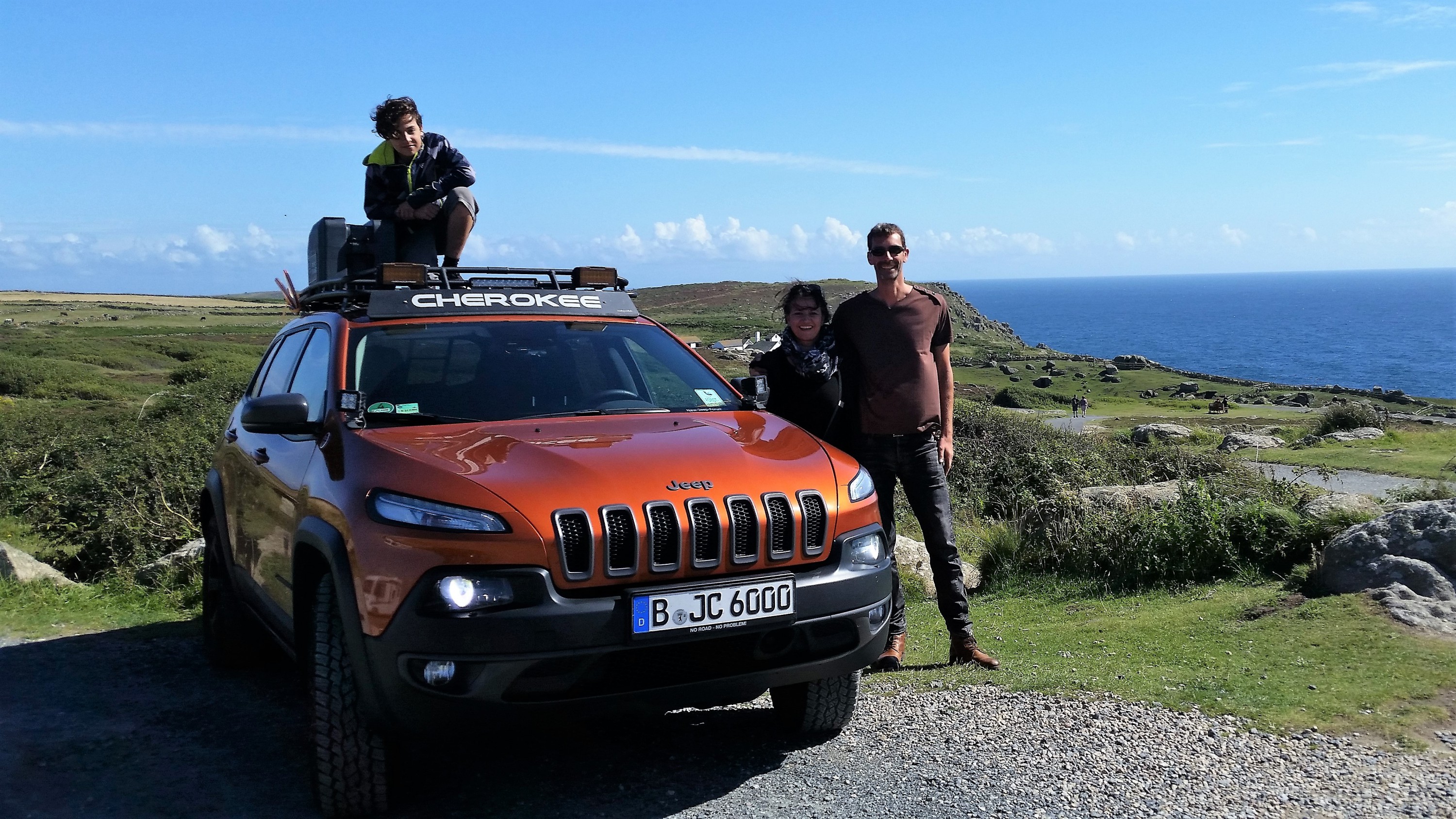 Cherokee Trailhawk mit Familie an der Küste in Land's End, Vereinigtes Königreich