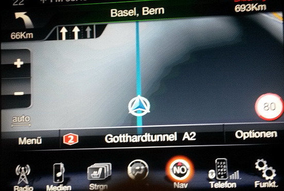 UConnect_Navigation_Fahrspuren