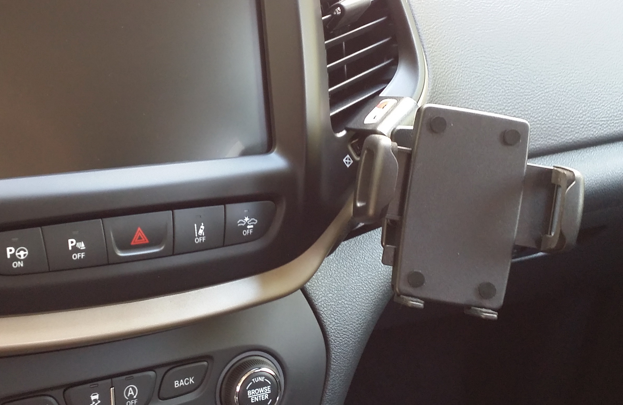 Brodit Halterung, sieht wacklig aus hält aber super, ohne Schrauben etc.