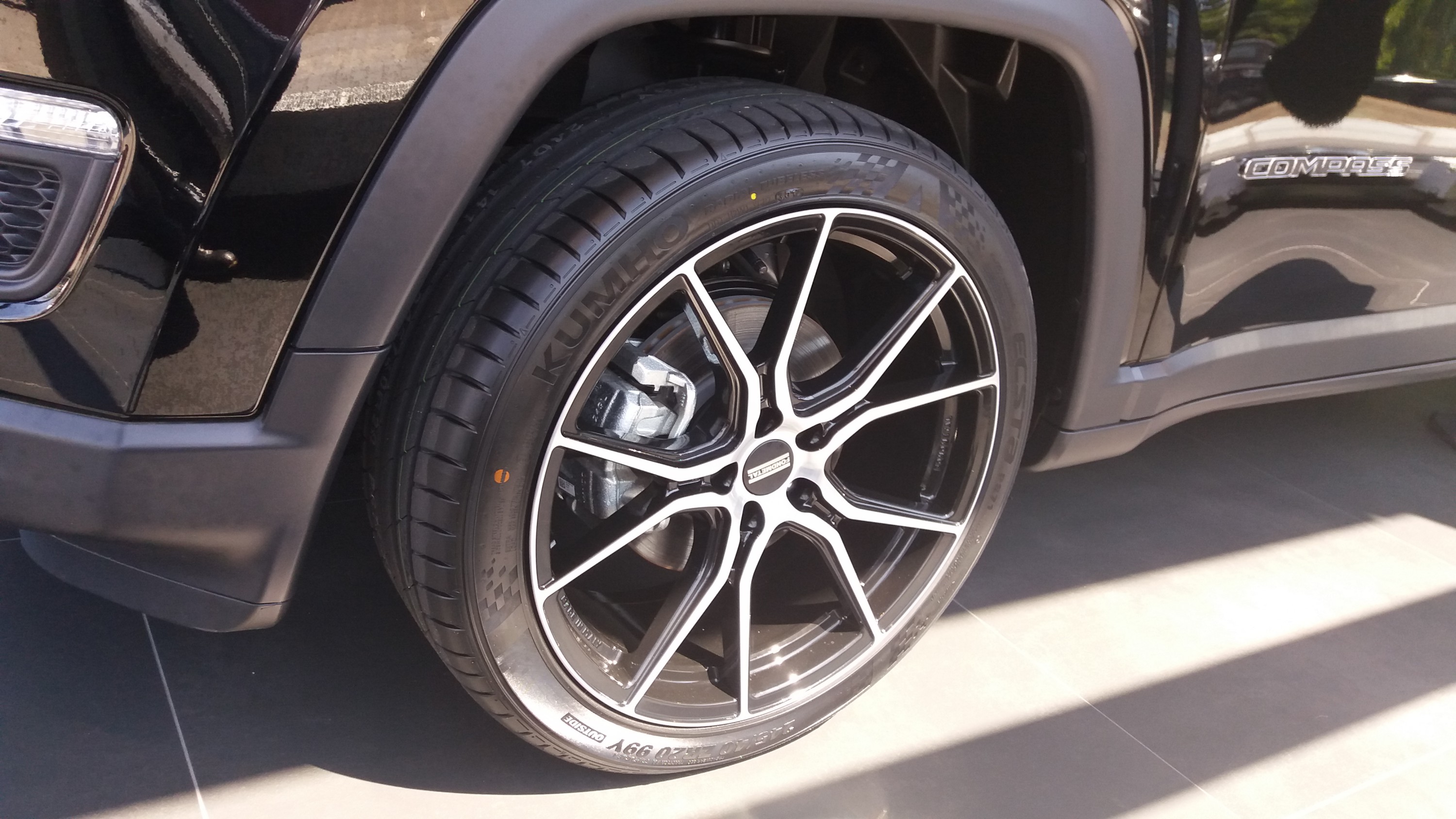 245/40 R 20 99Y von Fondmetal auf dem aktuellen Compass