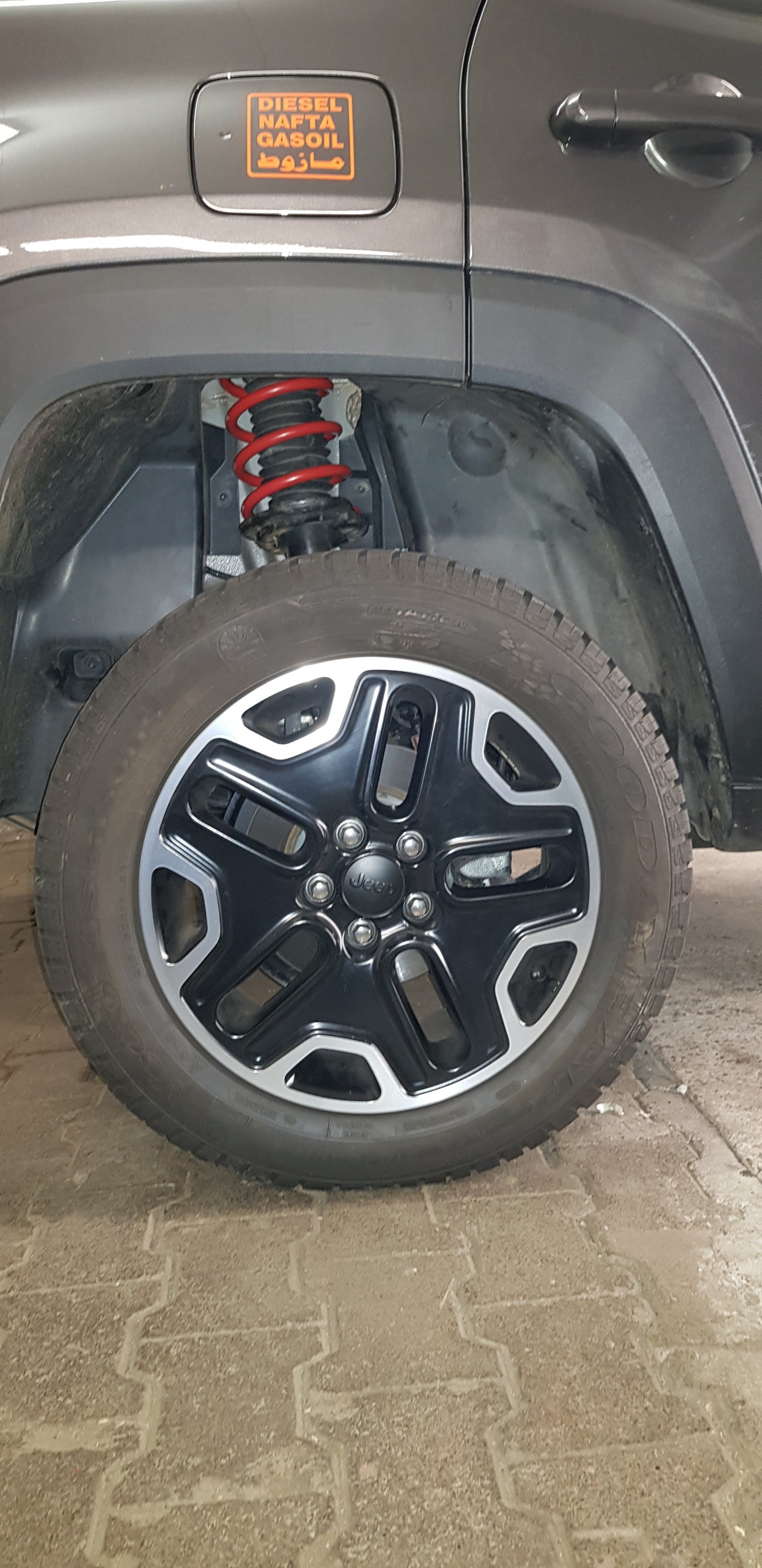 Höherlegung Jeep Renegade Trailhawk mit 30mm-Federn von Trekfinder.