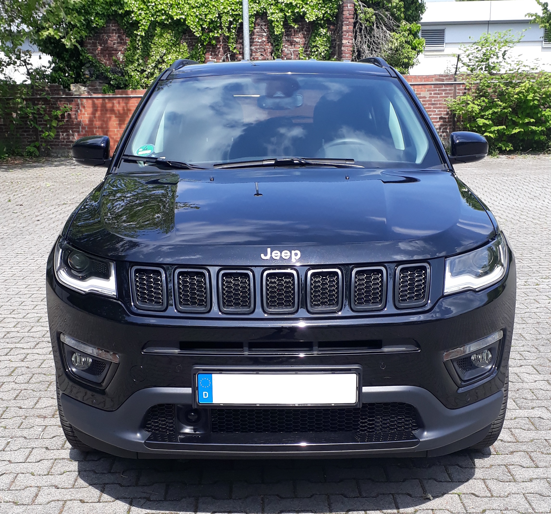 Chromteile schwarz foliert (Frontansicht)