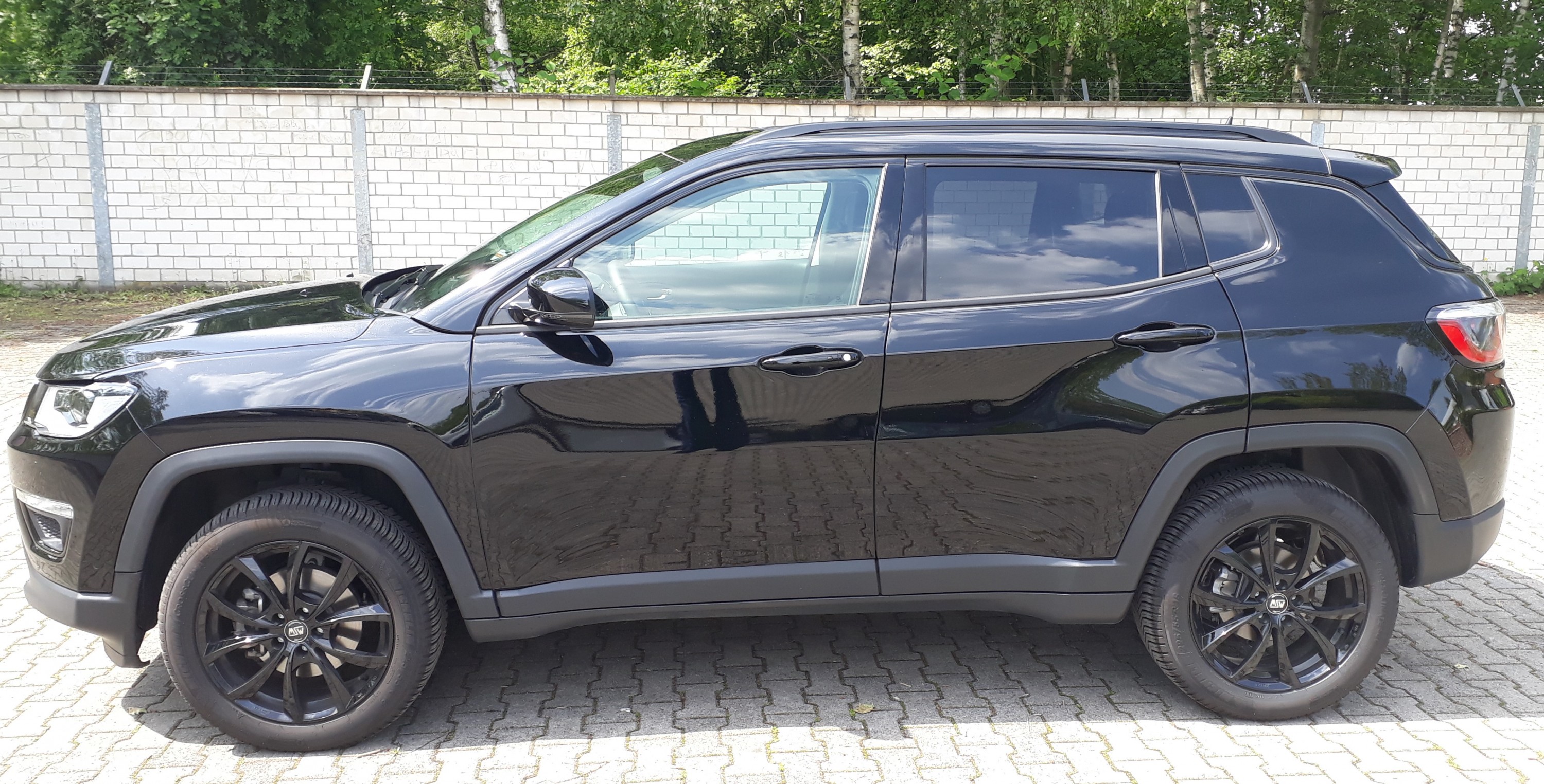 Chromteile schwarz foliert (Seitenansicht)