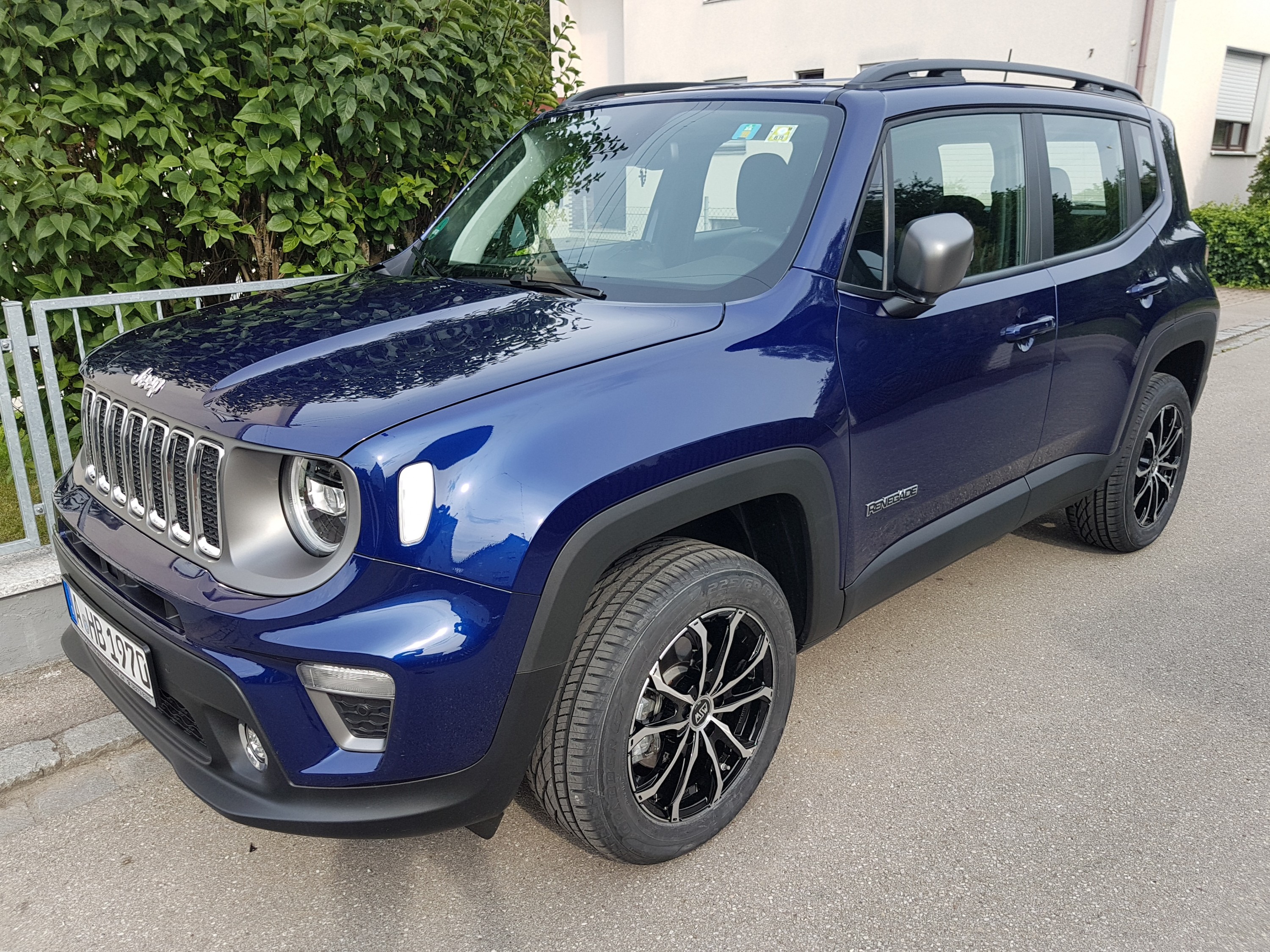 Jeep mit neuen Reifen und 3 cm höher mit Eibach Federn