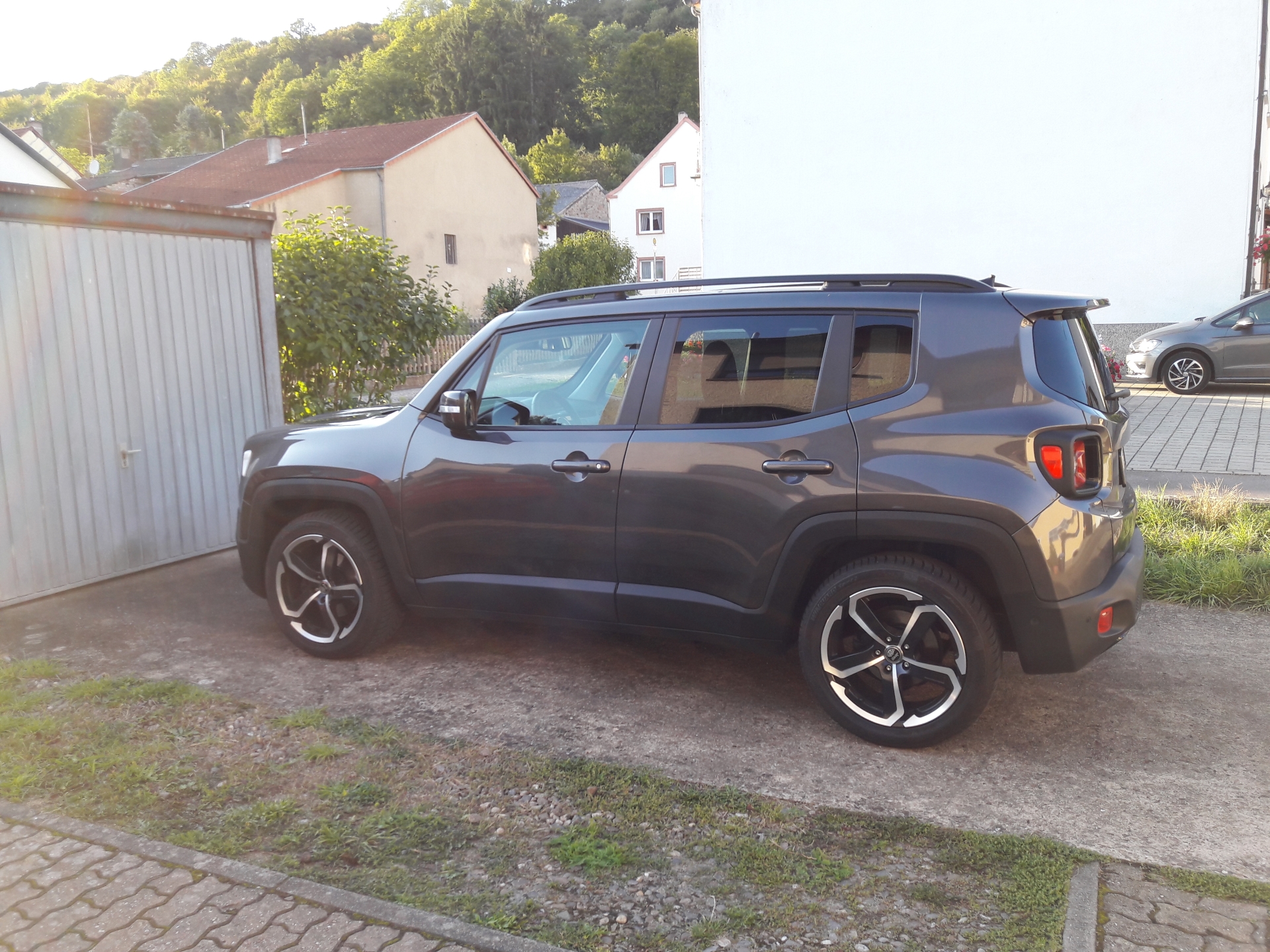 H&R-Federn 40/30 mit 1,8 cm Body-Lift hinten und DOTZ Hanzo 8,5x18 ET 30 mit 255/45ern