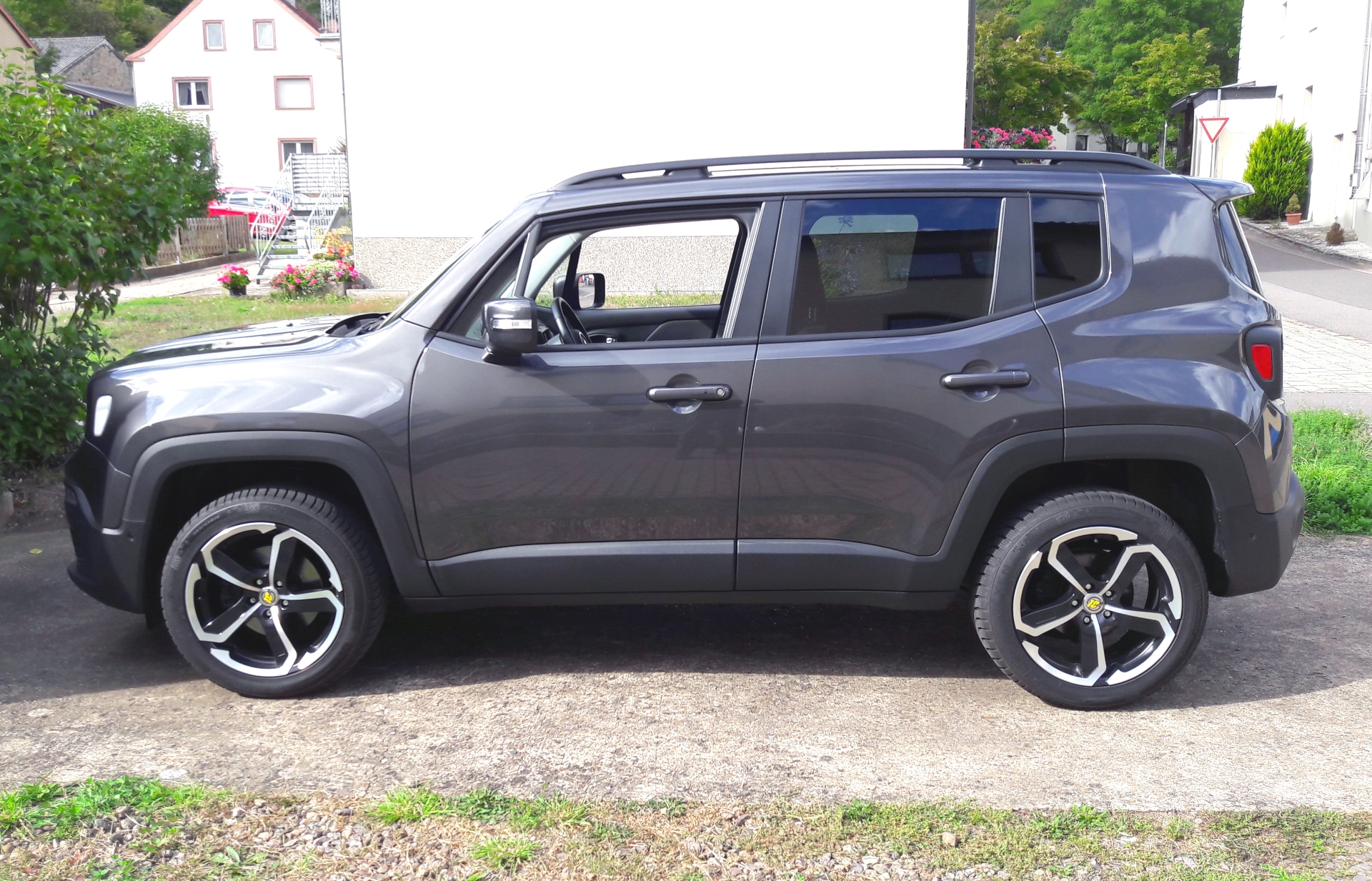 Original-Fahrwerk mit Taubenreuther-Body-Lift hinten (8mm) und DOTZ Hanzo 8,5x18ET30 mit 255/45ern