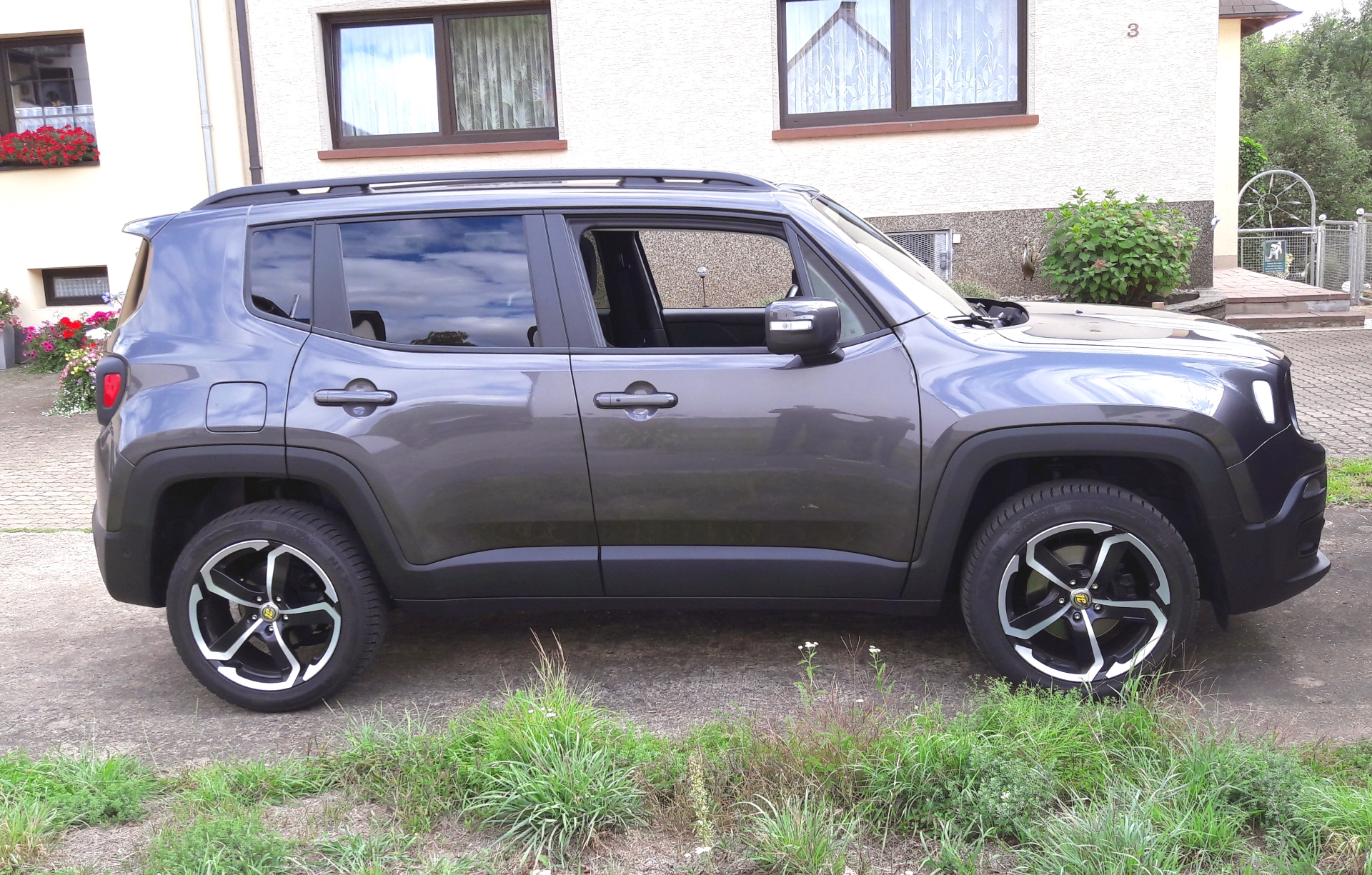 Original-Fahrwerk mit Taubenreuther-Body-Lift hinten (8mm) und DOTZ Hanzo 8,5x18ET30 mit 255/45ern