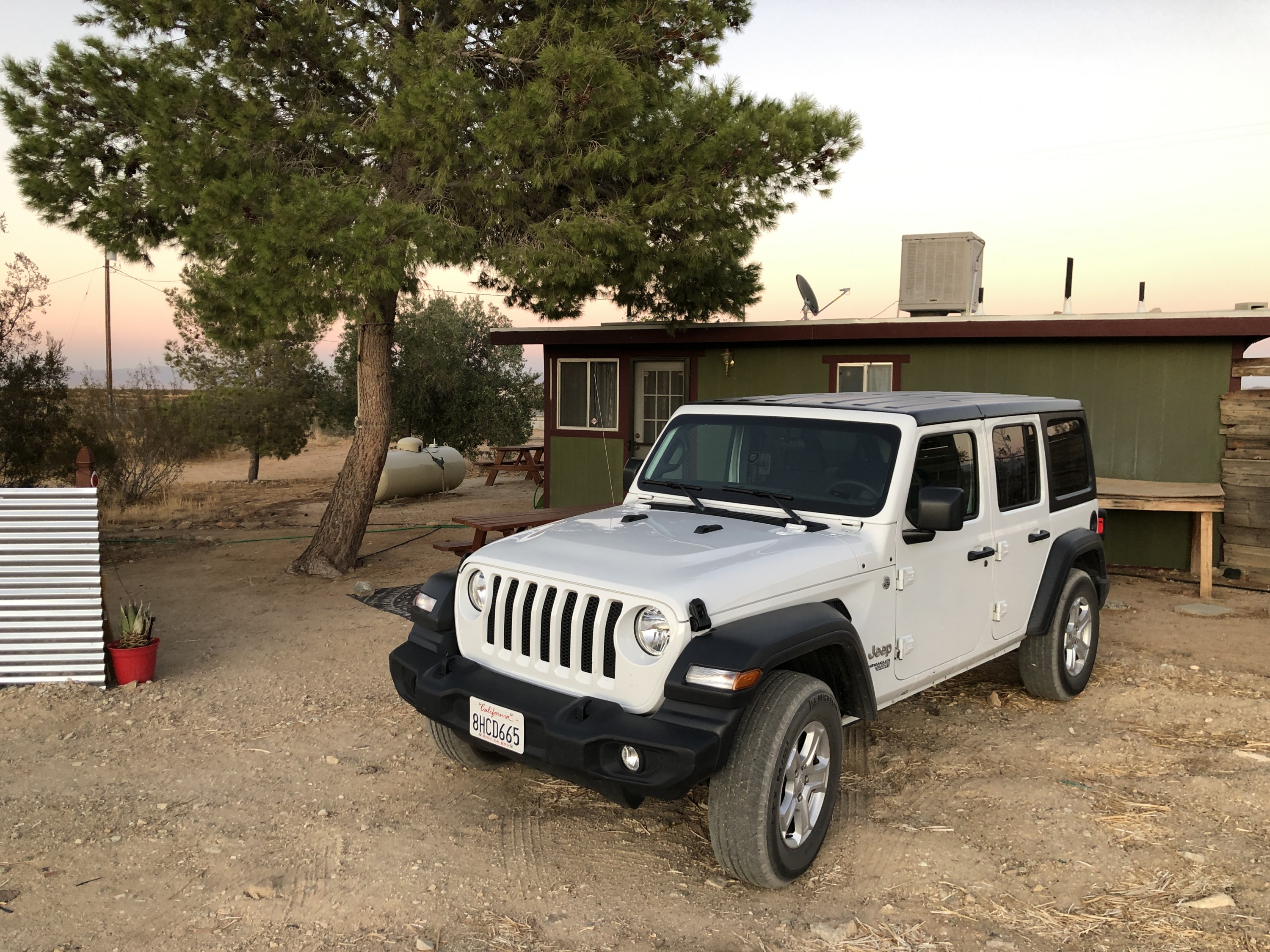 Ferienhütte mit Jeep