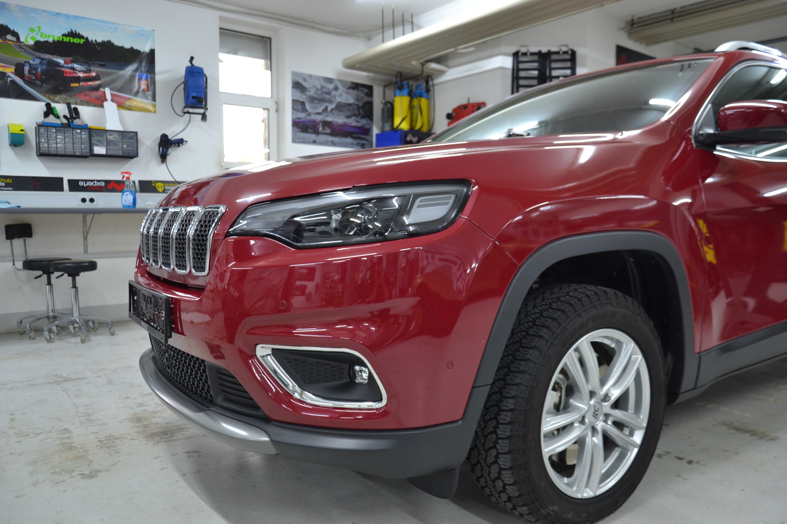 mein Cherokee beim Folierer