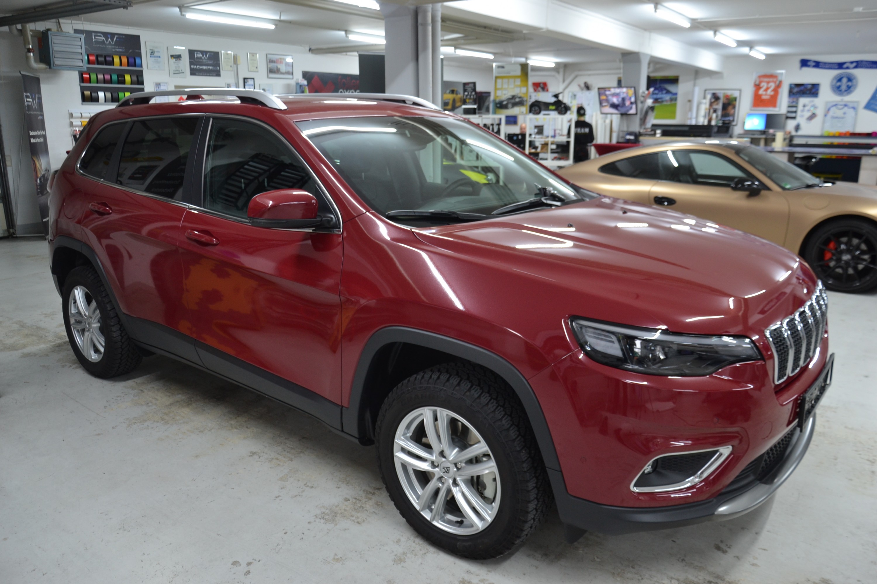 mein Cherokee beim Folierer