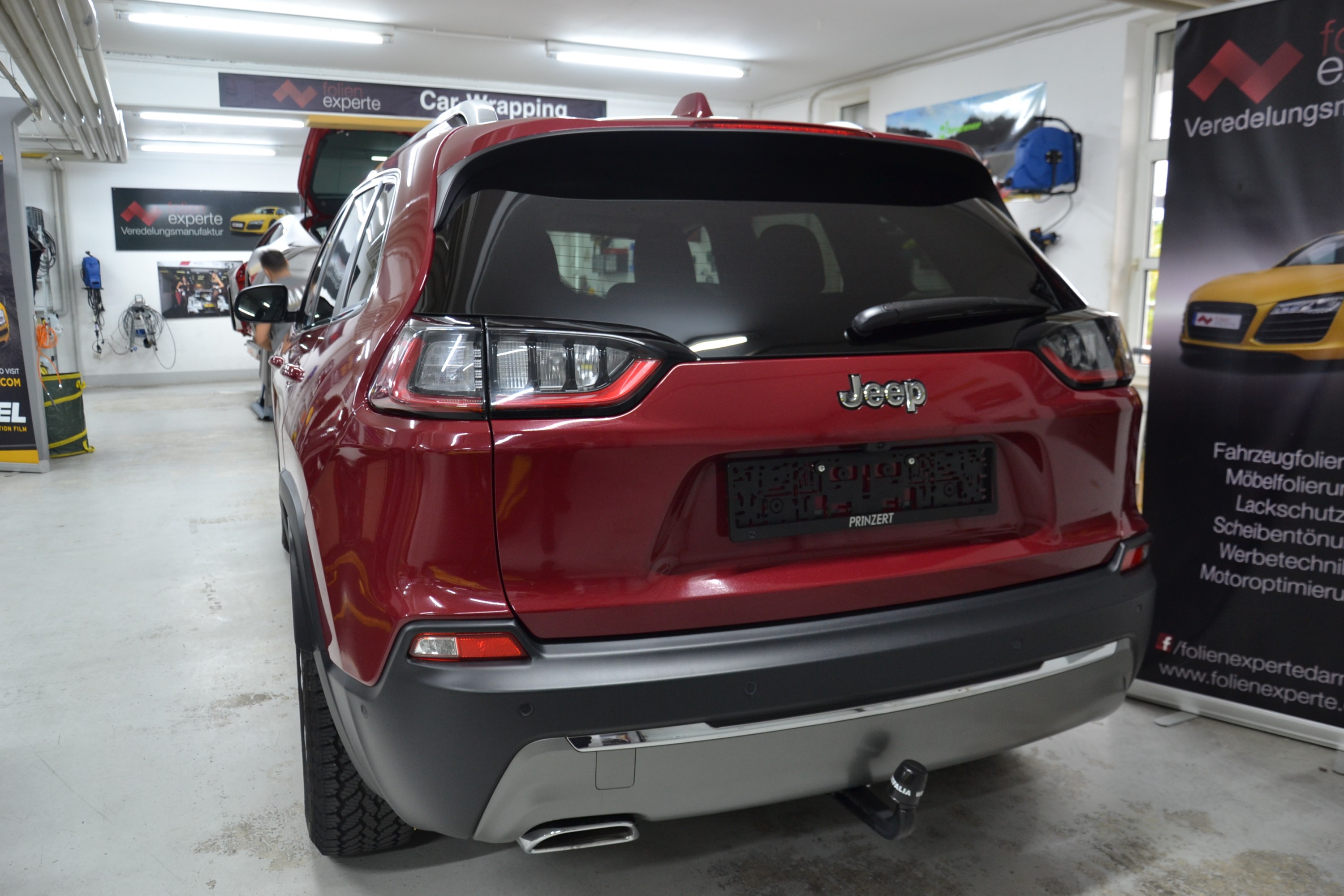 mein Cherokee beim Folierer