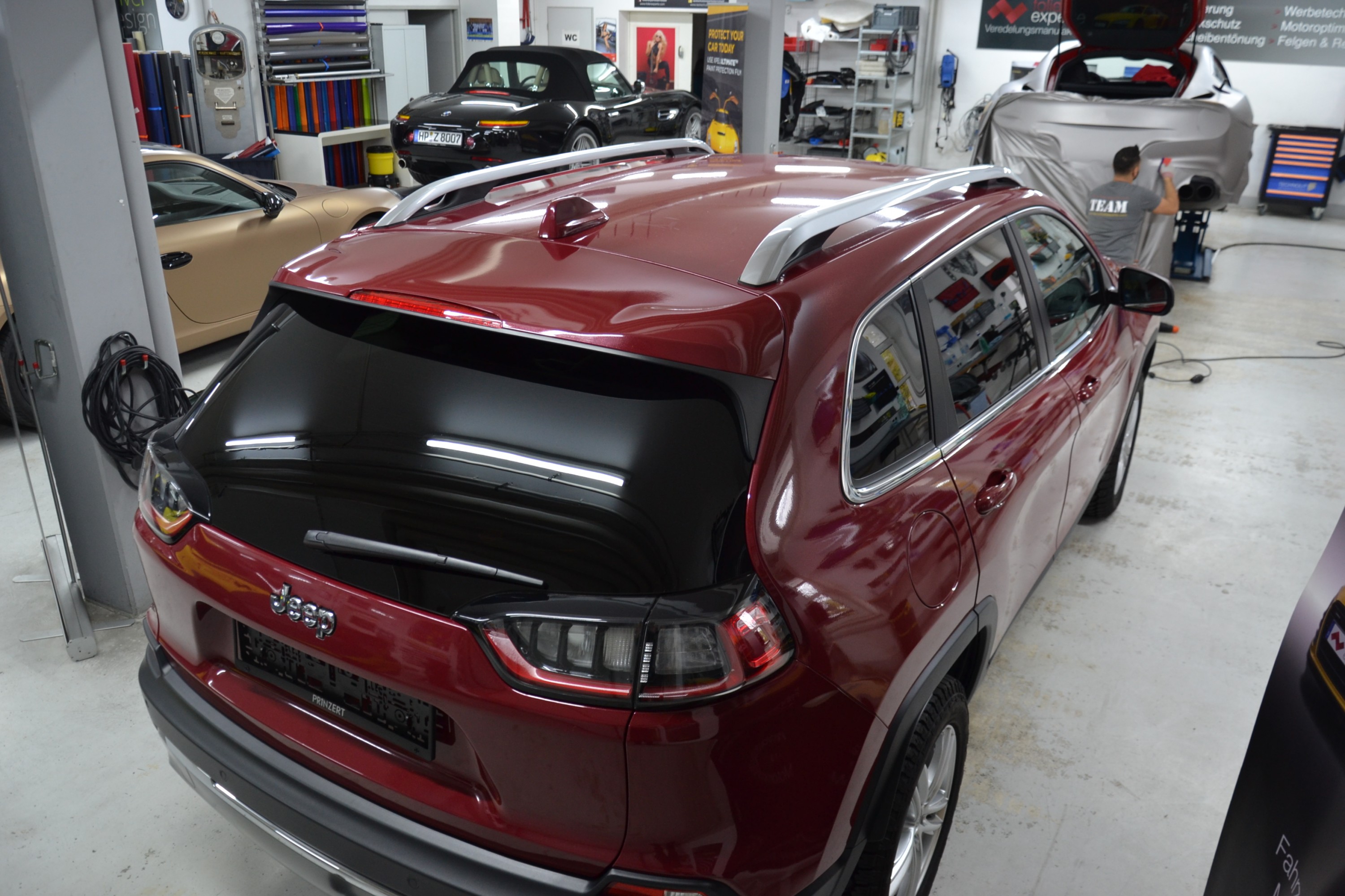 mein Cherokee beim Folierer