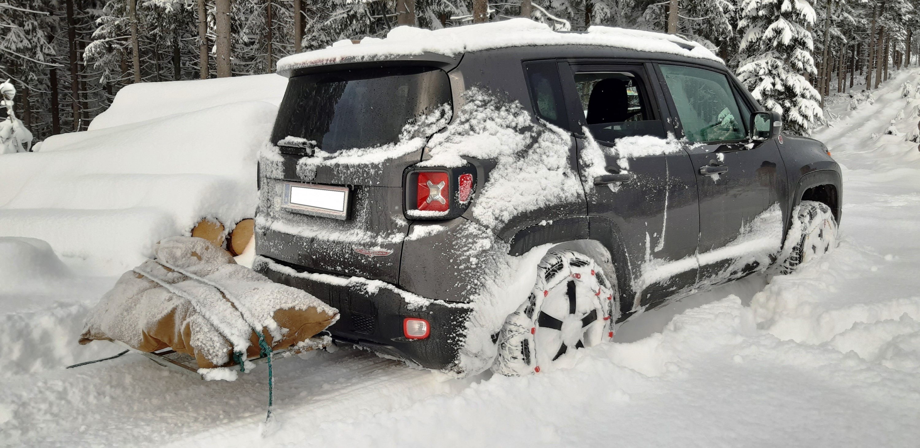 Trailhawk-Arbeitstier im Schnee