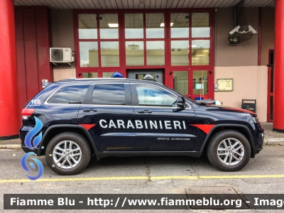 Carabinieri fahren Jeep GC
