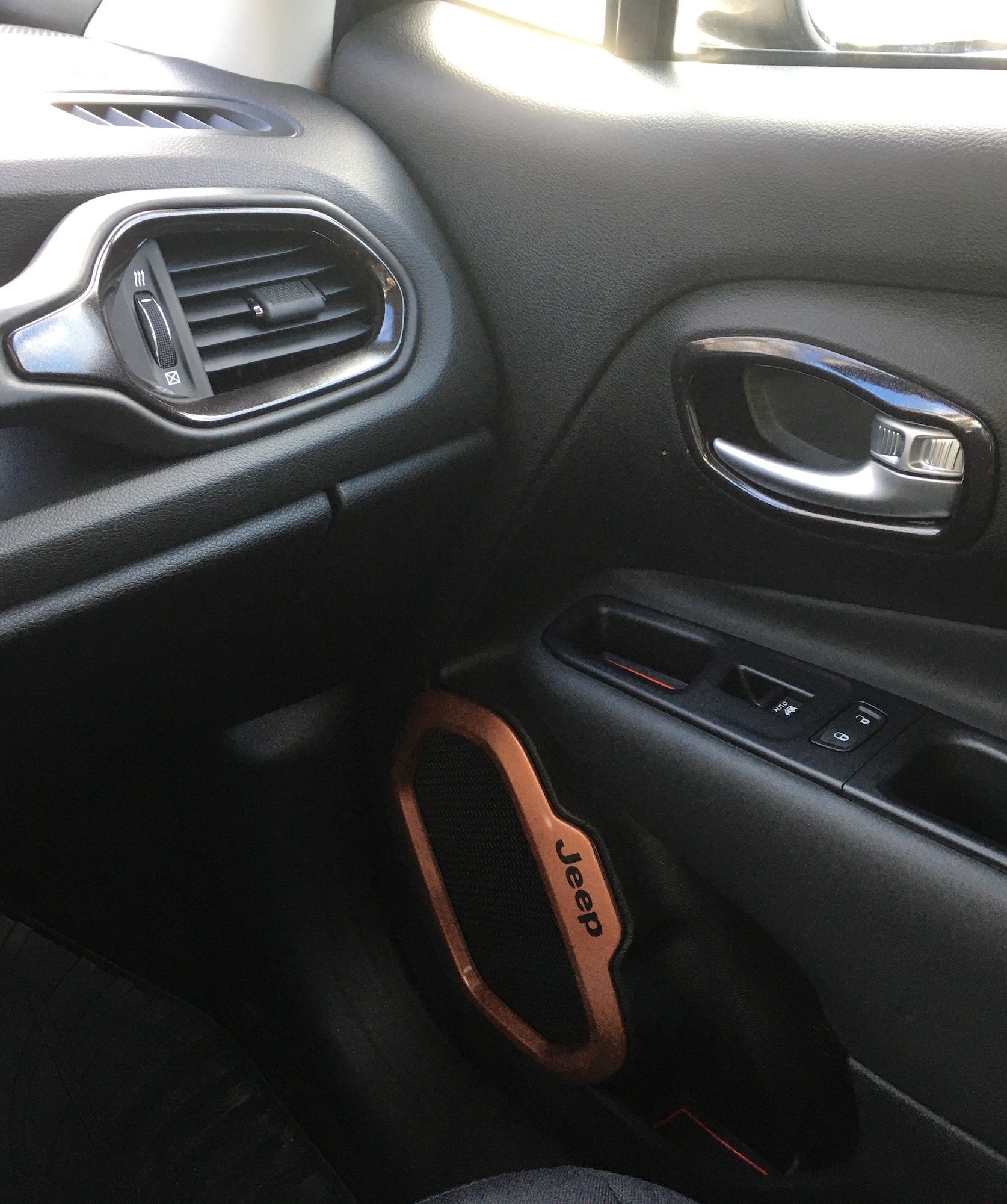 Beifahrerseite mit schwarz-metallic Applikationen und Bronze/Kupfer Lautsprecherring