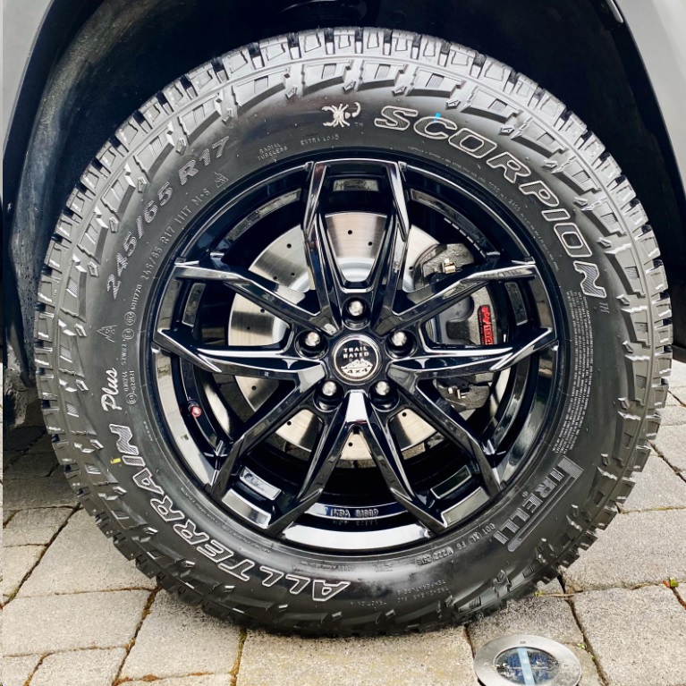 Pirelli Scorpion All Terrain Plus Seriendimension Cherokee KL Trailhawk 245/65/R17 Zimmermann Bremsscheiben und Beläge