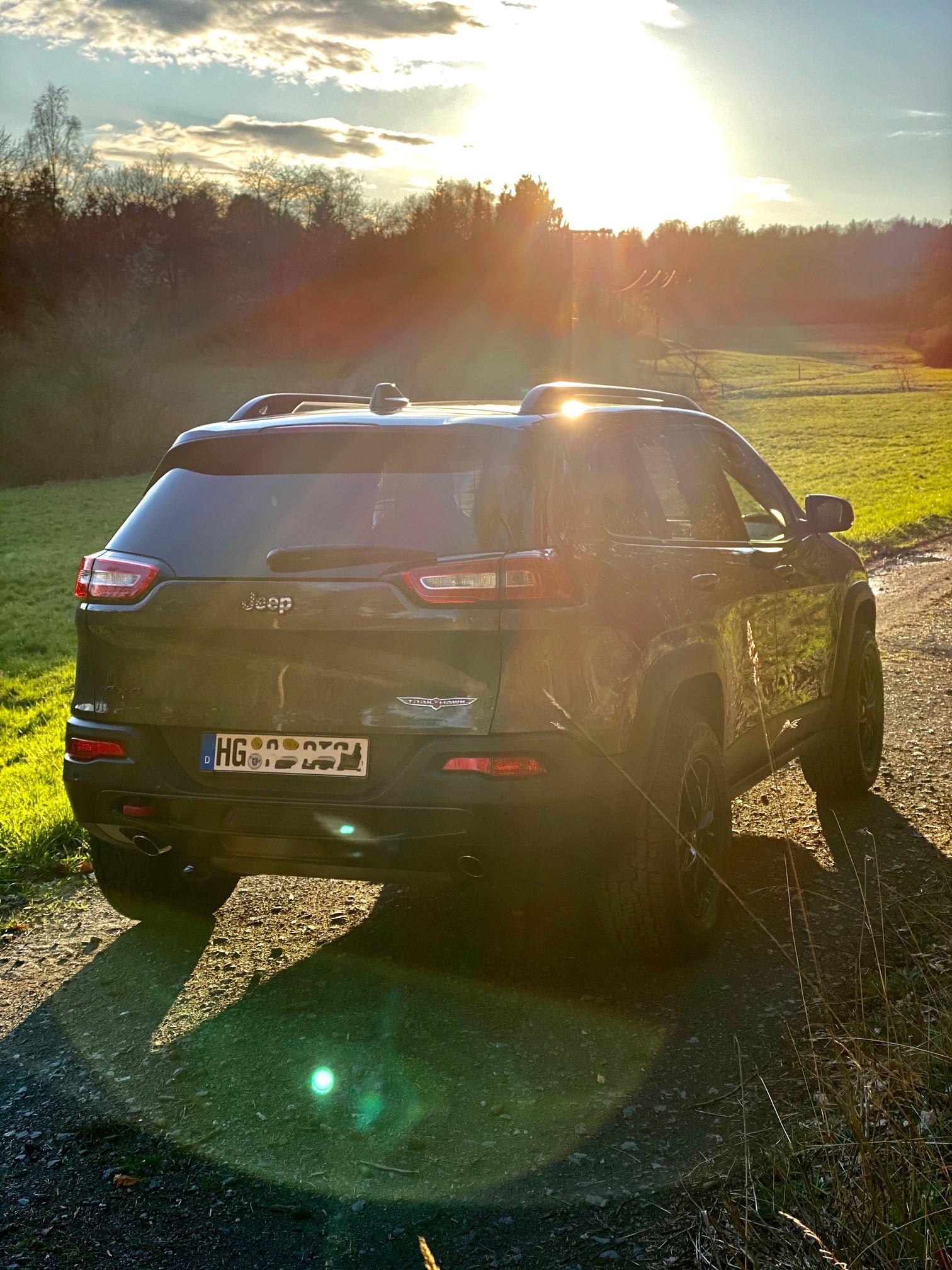 Trailhawk mit Scorpion ATR im Feld zum schönen Taunus Sonnenuntergang
