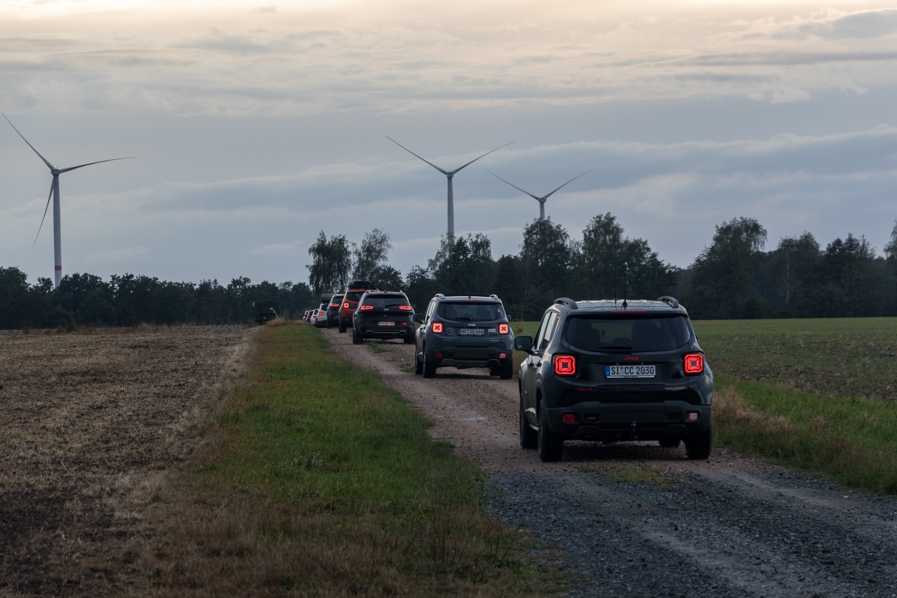 sie reiten dem Sonnenuntergang entgegen
