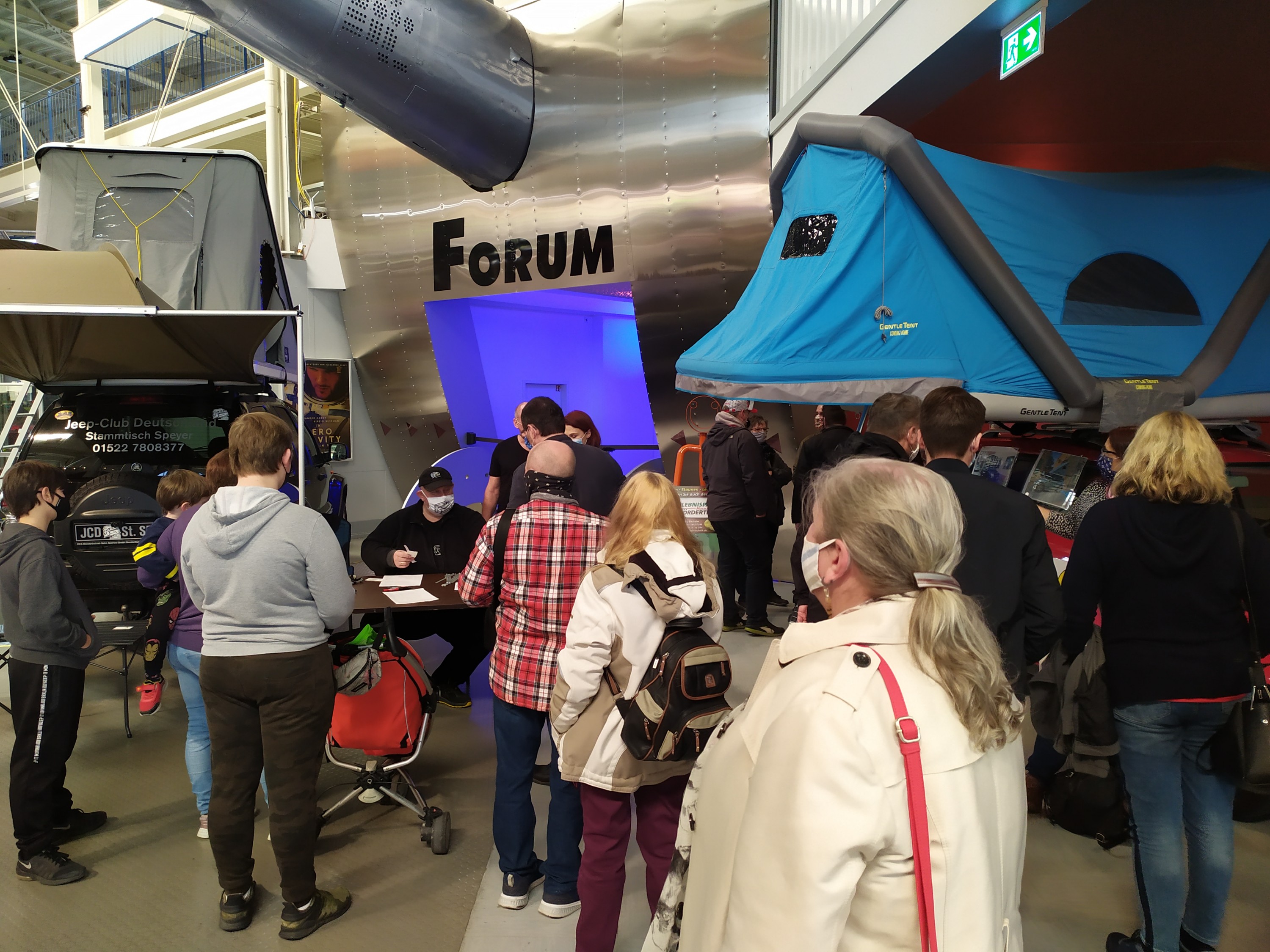 Die kleine Dachzeltausstellung ist gleichzeitig die Anmeldung