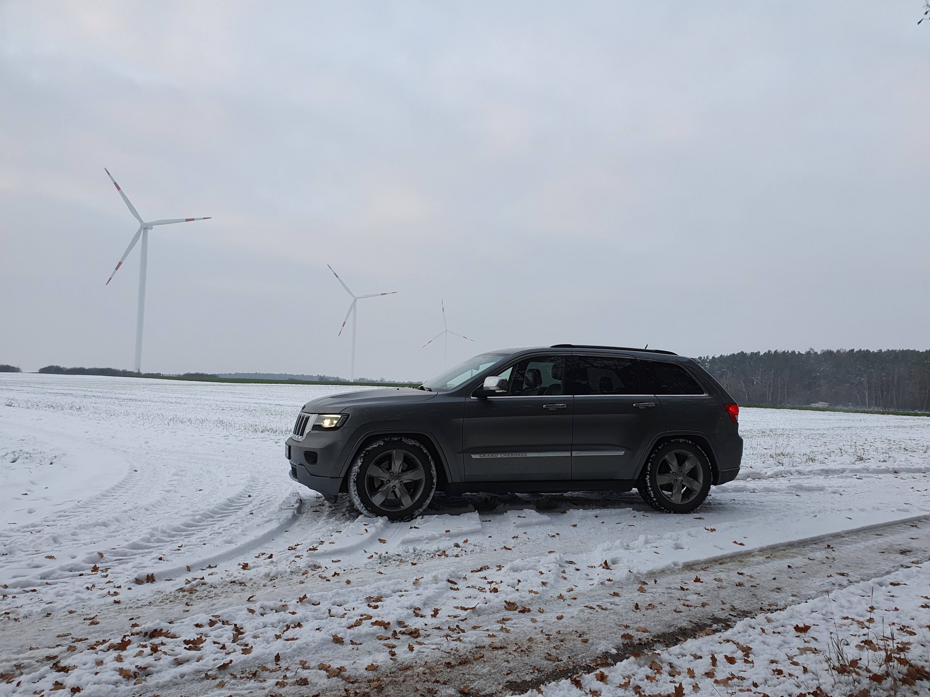 Im Schnee bei den Windrädern