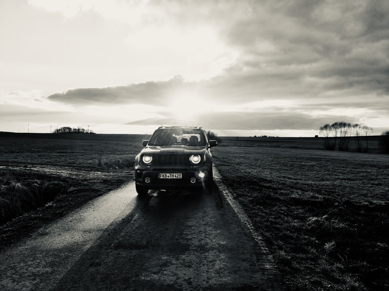 Bei einem grauen Auto fällt es gar nicht auf, wenn das Bild s/w ist