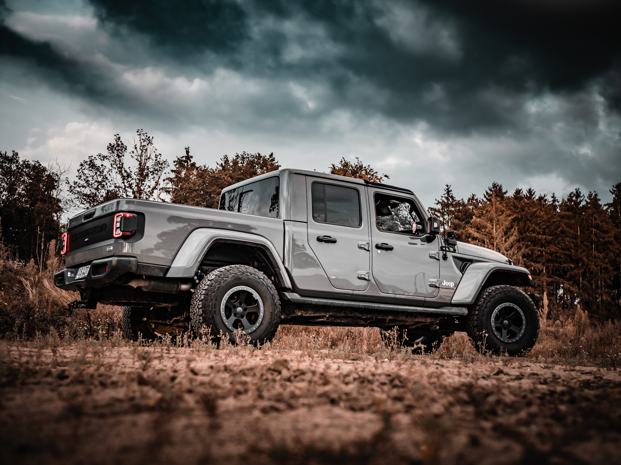 Dezente Heck- und Seitenfolierung beim JT