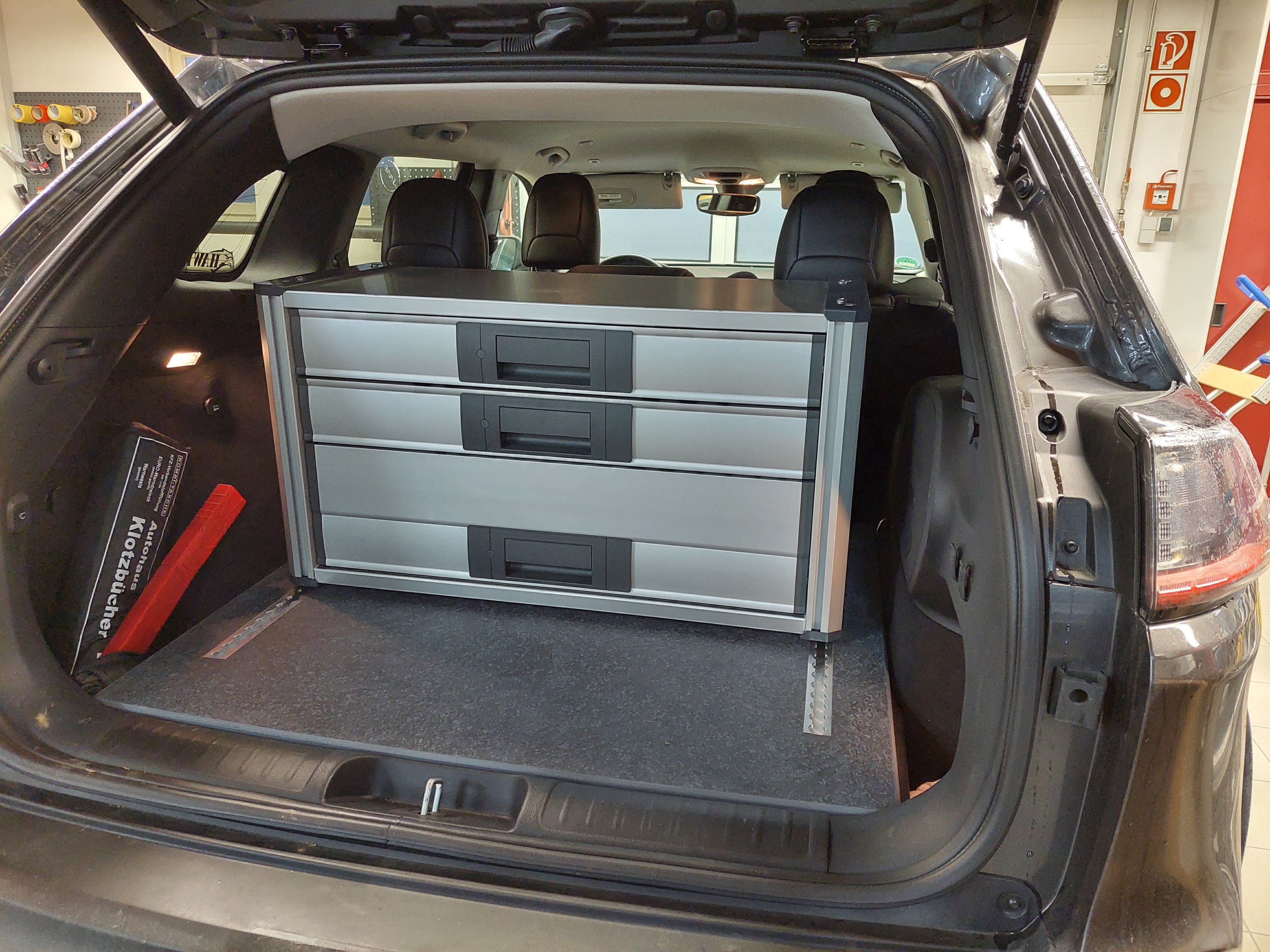 Schubladenschrank und Boden für den Trailhawk