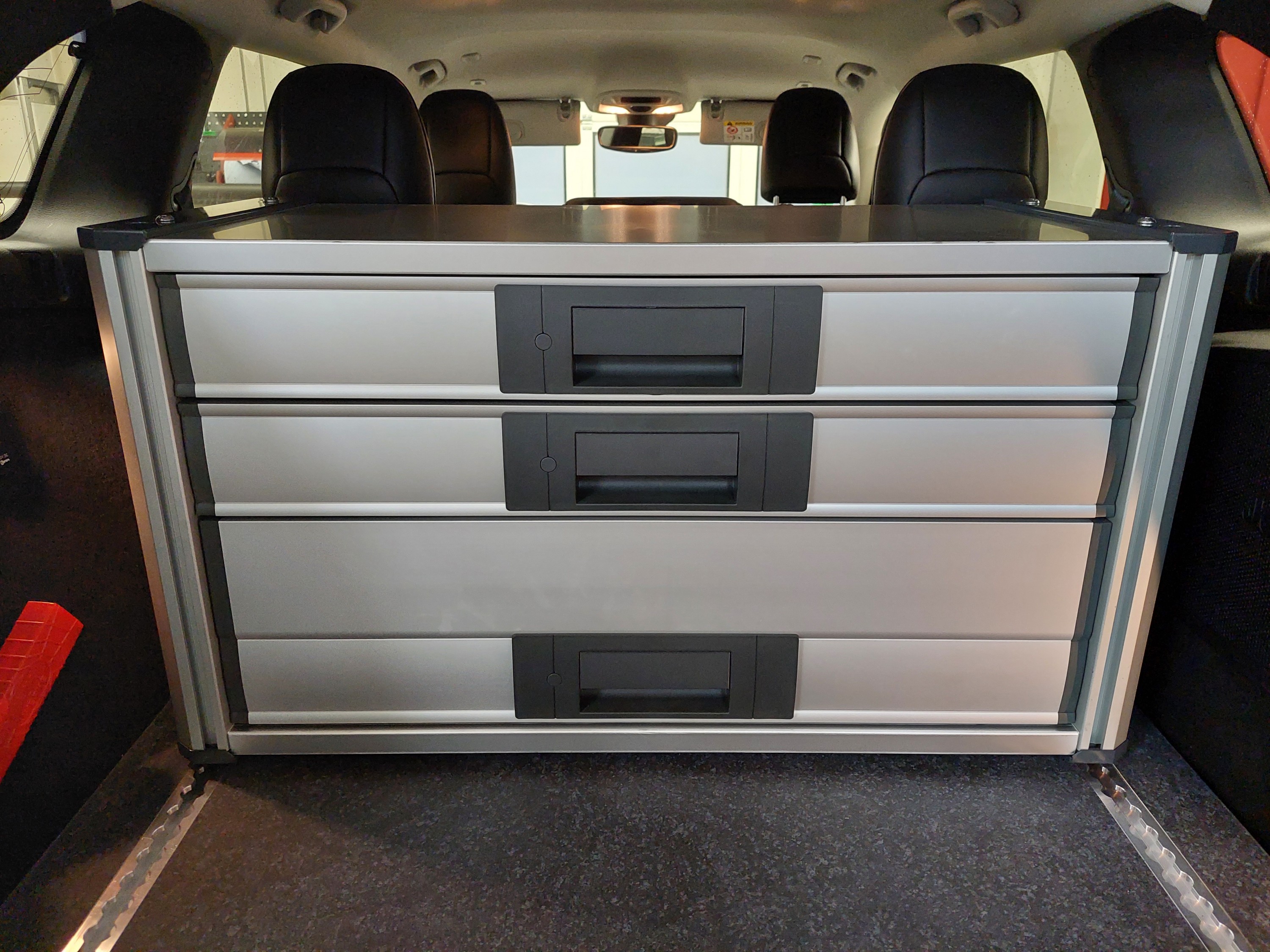 Schubladenschrank und Boden für den Trailhawk