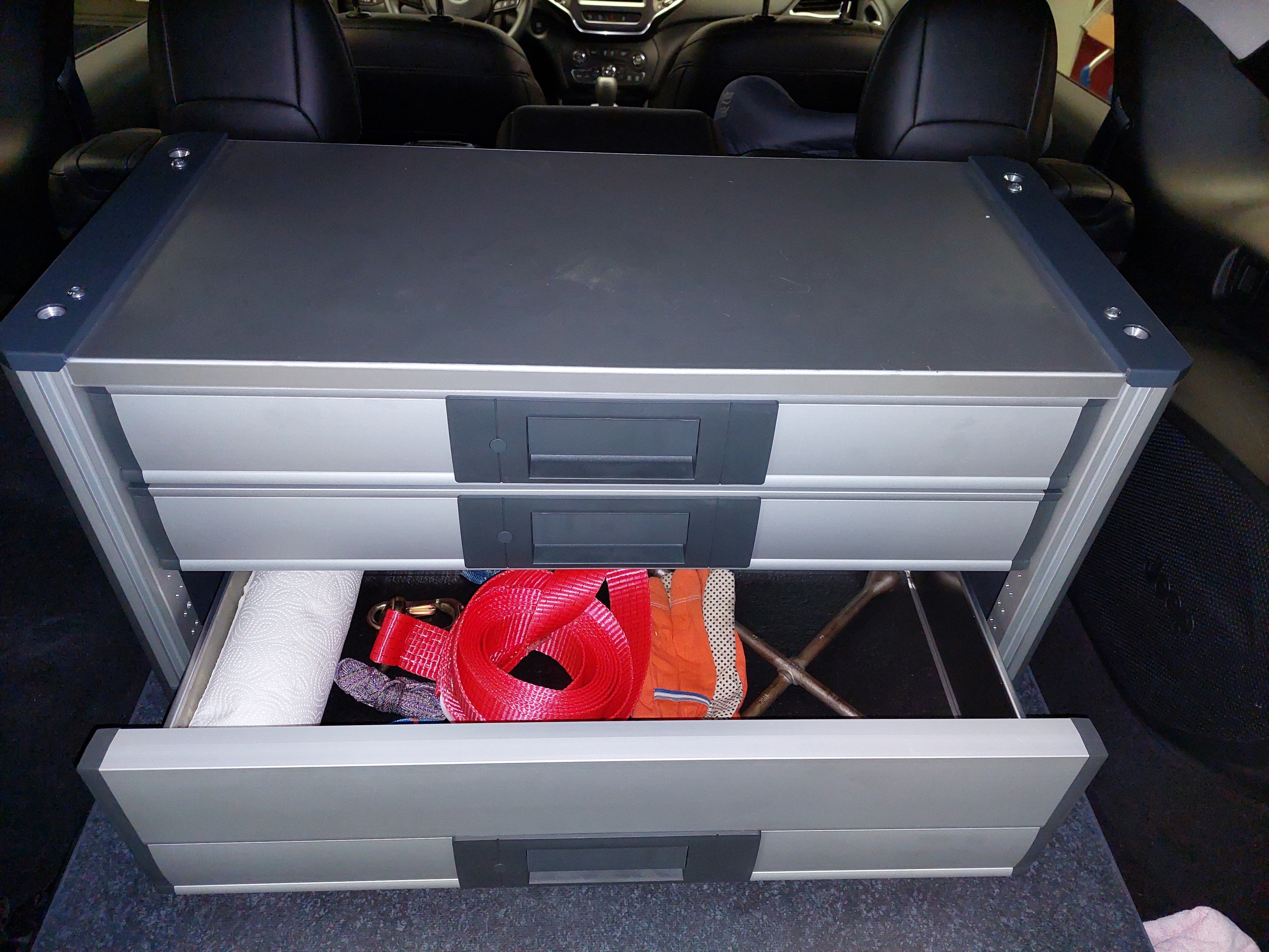 Schubladenschrank und Boden für den Trailhawk