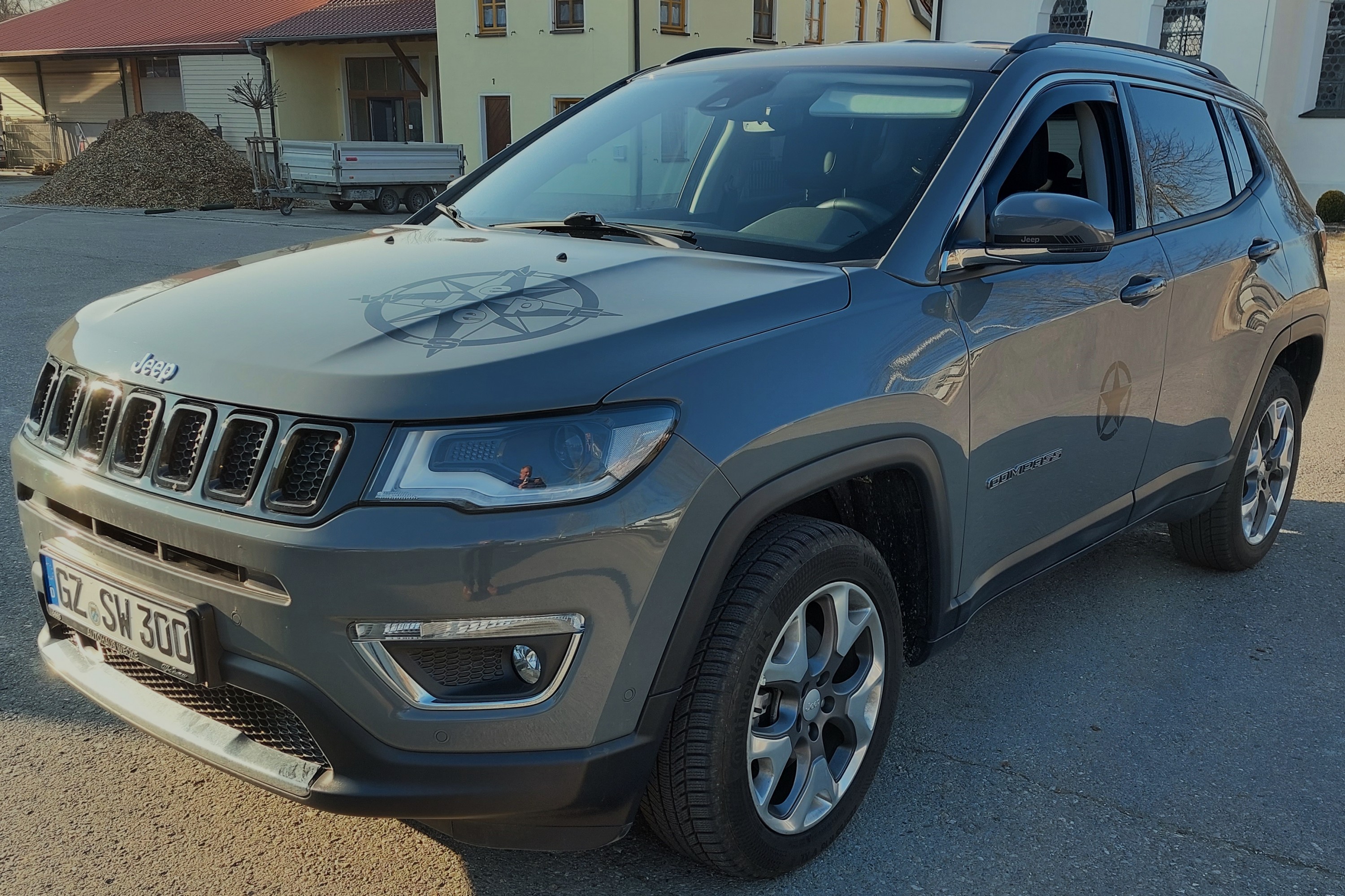 bisschen optisches Tuning inkl. Windabweiser an den Seitenscheiben, die Felgen liegen schon in der Garage
