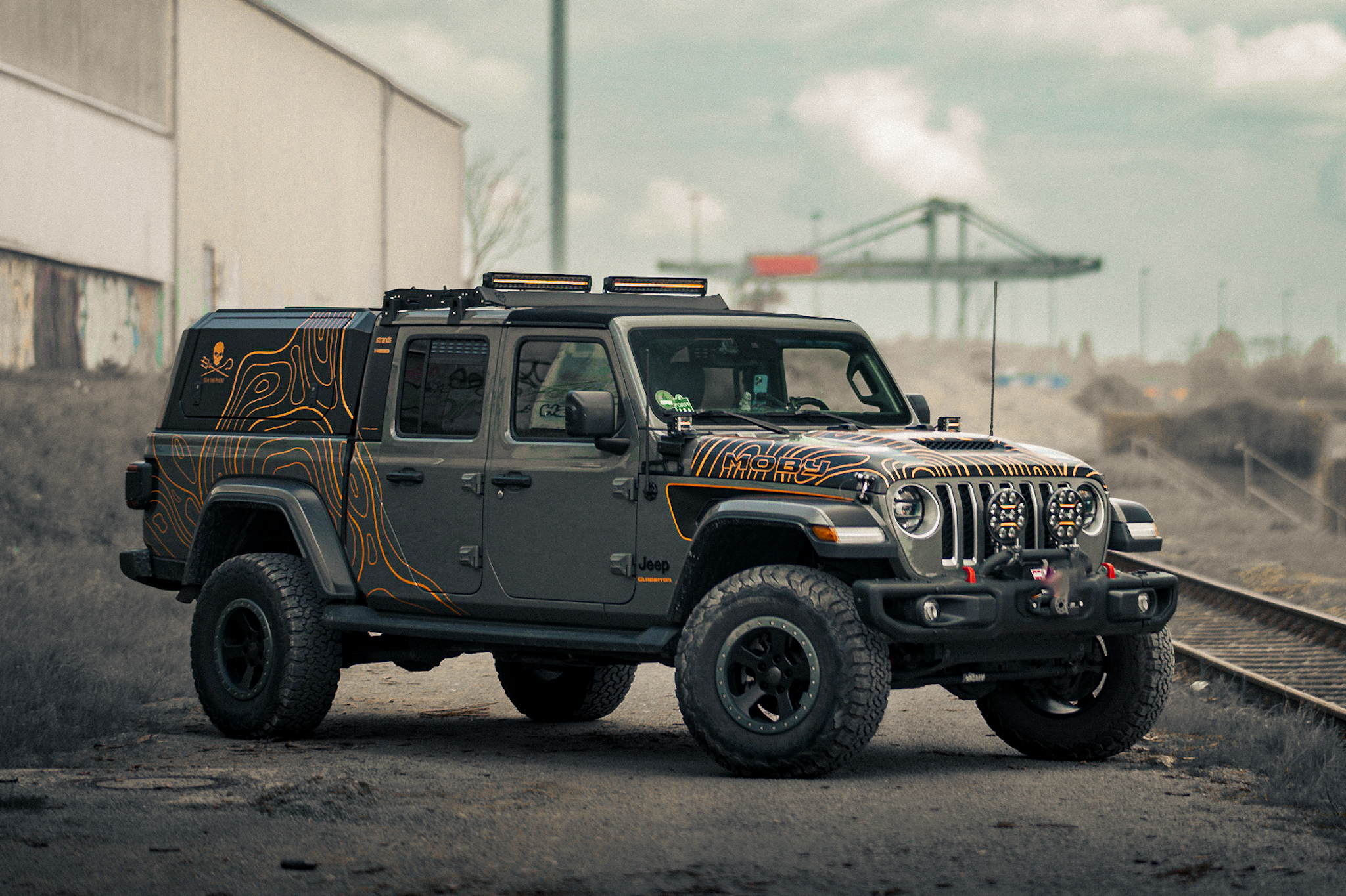 Folierung fertig, schwarzer Grill kommt als nächstes.