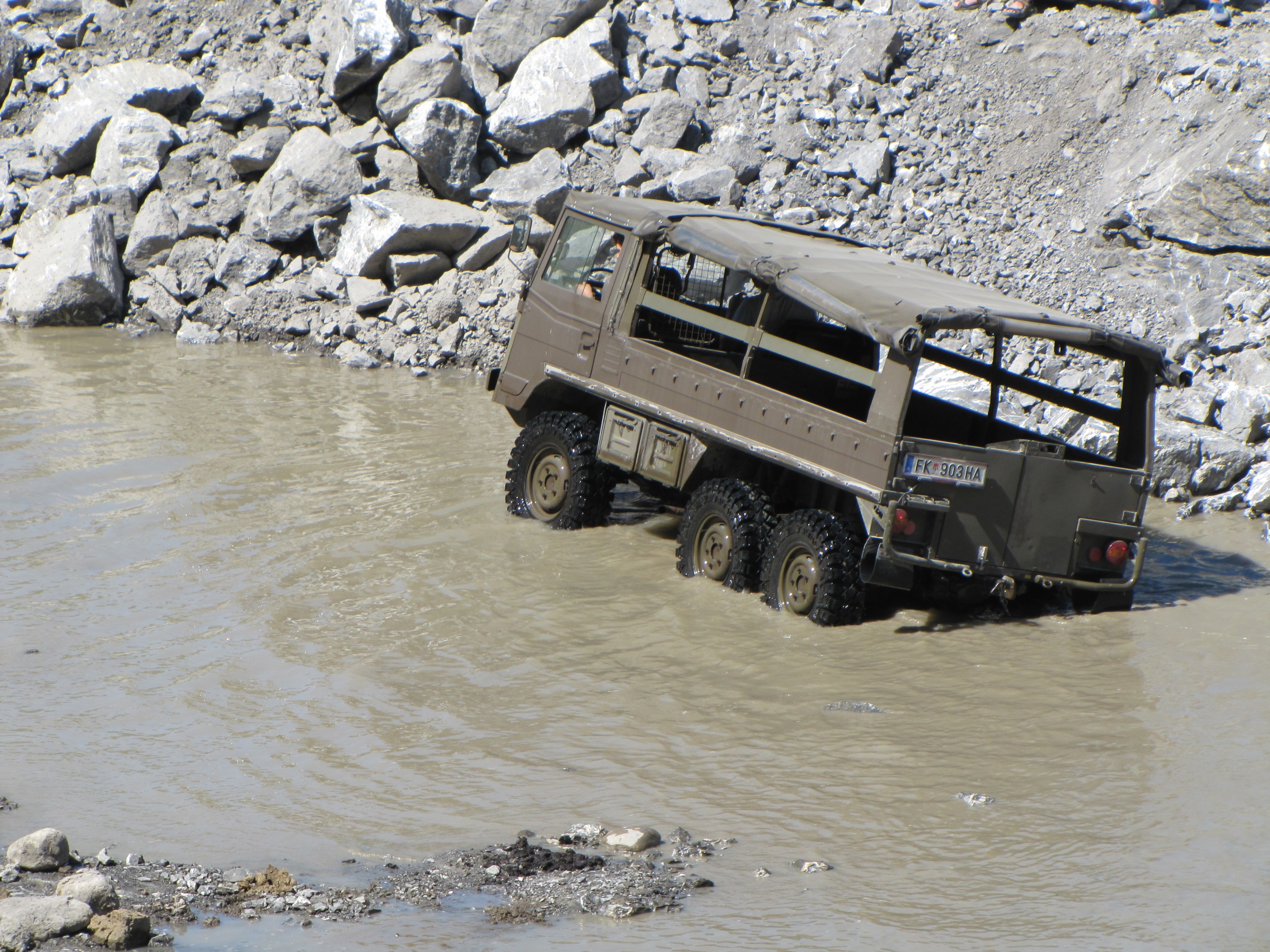 freies Fahren - Pinzgauer beim Planschen