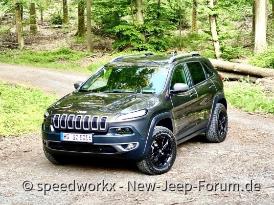 Cherokee KL Trailhawk im Taunus Forst mit Pirelli Scorpion AT plus 245/65/R17