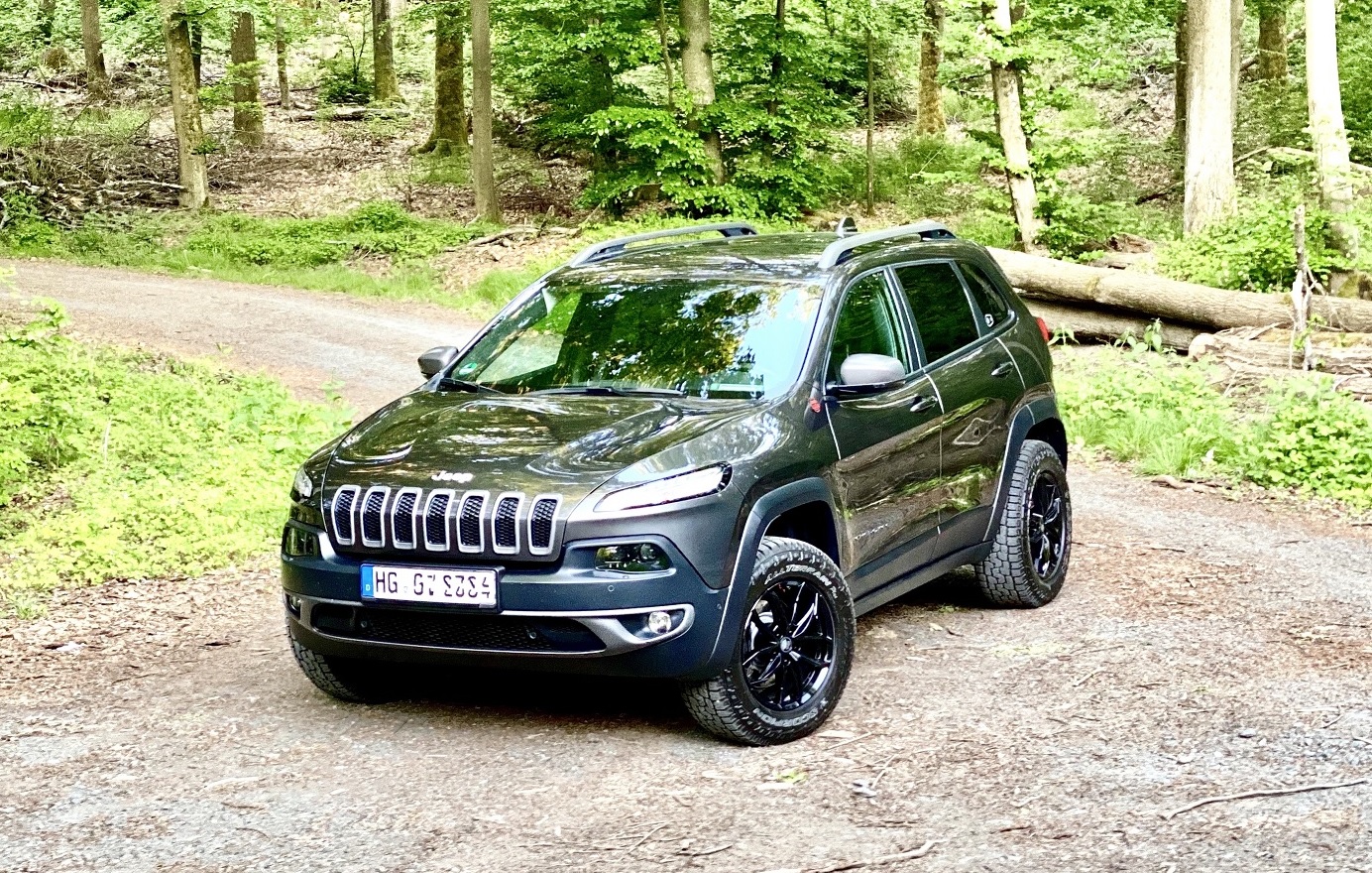 Cherokee KL Trailhawk im Taunus Forst mit Pirelli Scorpion AT plus 245/65/R17