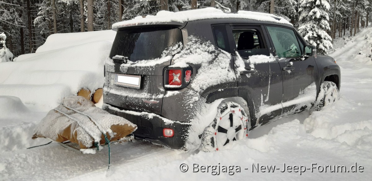 Trailhawk-Arbeitstier im Schnee