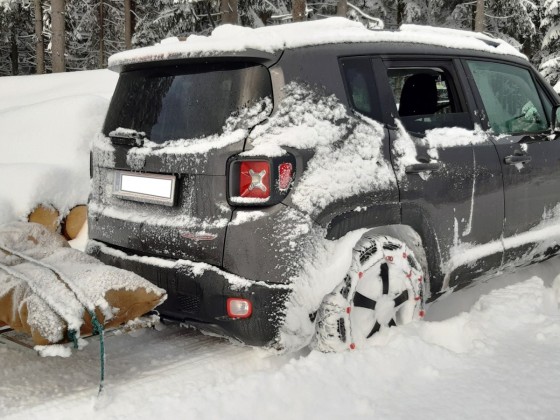 Trailhawk-Arbeitstier im Schnee