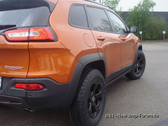 Trailhawk mit 245/70R17 Toyo Open Country A/T mit Spurplatten (2)