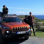 Cherokee Trailhawk mit Familie an der Küste in Land's End, Vereinigtes Königreich