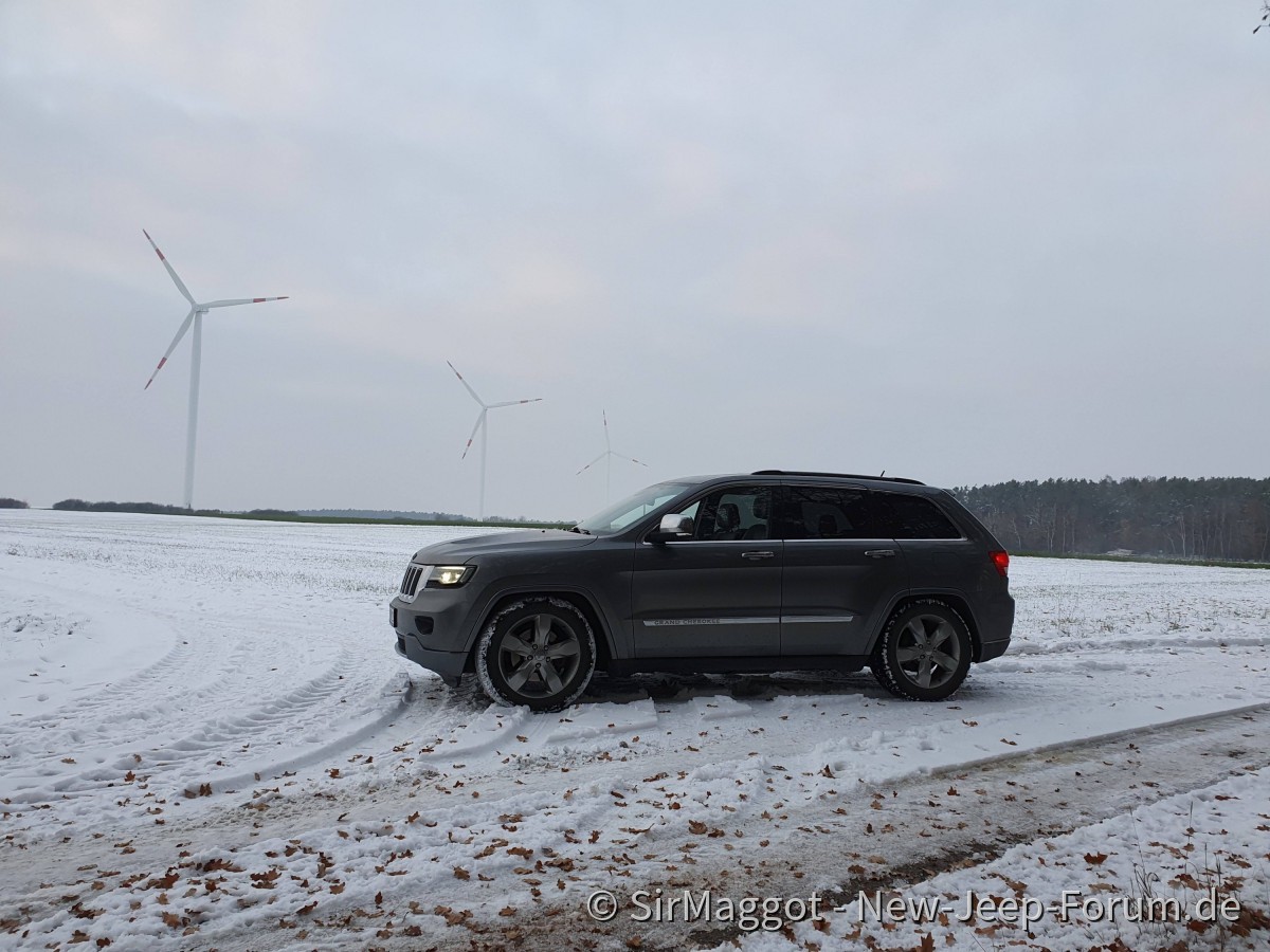 Im Schnee bei den Windrädern
