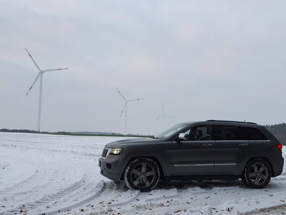 Im Schnee bei den Windrädern