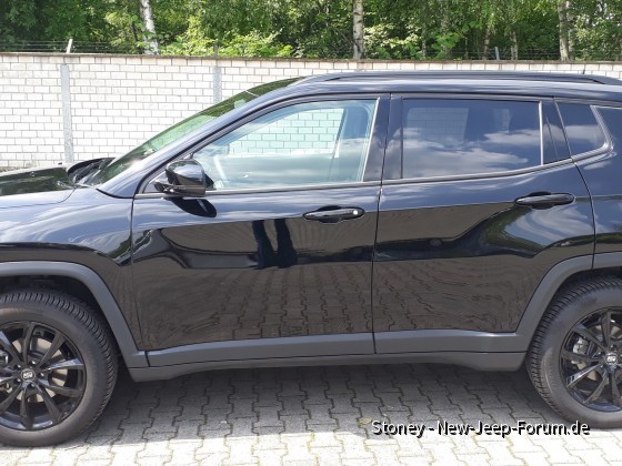 Chromteile schwarz foliert (Seitenansicht)