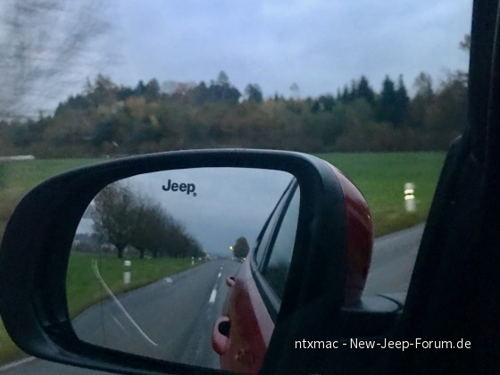 Jeep im Rückspiegel
