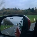 Jeep im Rückspiegel