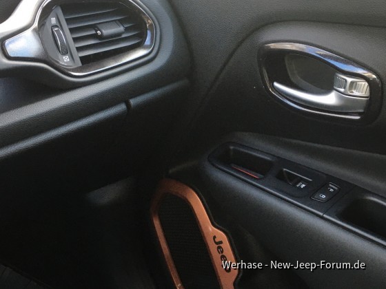 Beifahrerseite mit schwarz-metallic Applikationen und Bronze/Kupfer Lautsprecherring