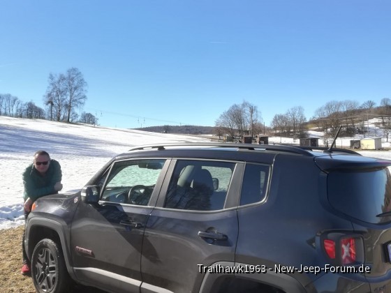 Schneereste schnuppern auf der Alb